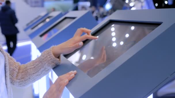 Femme utilisant l'affichage tactile interactif à l'exposition de technologie - Séquence, vidéo