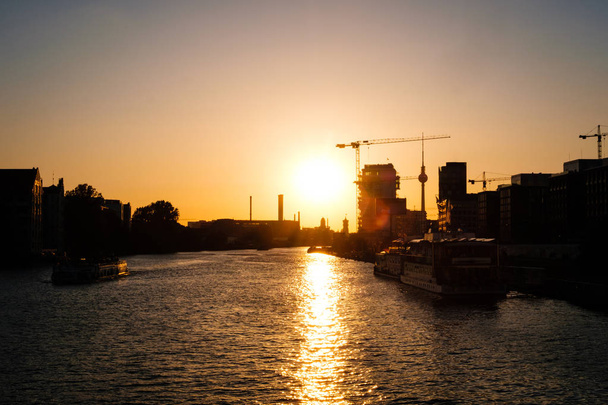 Sunset Sky over ποτάμι στο Βερολίνο με τον ορίζοντα του τηλεοπτικού Πύργου - - Φωτογραφία, εικόνα