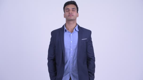 Heureux jeune homme d'affaires indien relaxant les yeux fermés - Séquence, vidéo