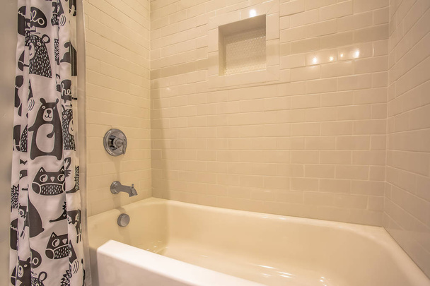 光沢のある白い壁が付いている浴室の中のバスタブおよびシャワー - 写真・画像