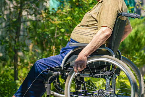 инвалид старший мужчина в кресле в сельской даче, старшие заболевания
 - Фото, изображение