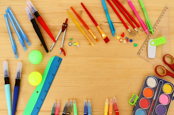 Okul çeşitli renk Kırtasiye, boyalar, kalemler, kalemler, açık ahşap masa arka planda. Geri okul konsepti, üst görünüm, kopya alanı - Fotoğraf, Görsel