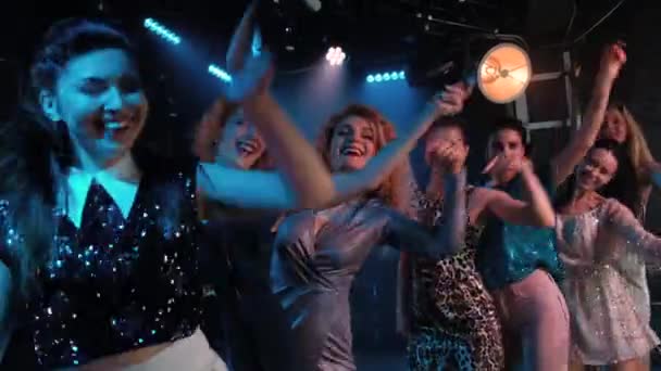 手を上げる-群衆の女の子がパーティー、ナイトクラブでスローモーション踊る - 映像、動画