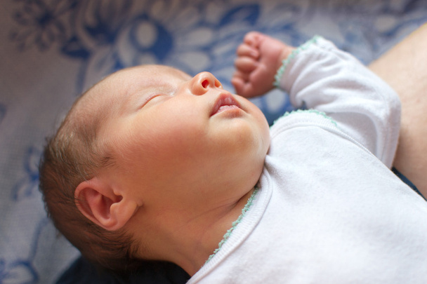 Bebê recém-nascido (14 dias de idade) dormindo de joelhos dos pais
 - Foto, Imagem