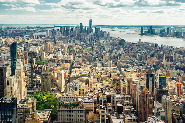 ニューヨークシティの空撮ビュー。ハドソン川と東の川、海と曇りの青空、地平線上 - 写真・画像