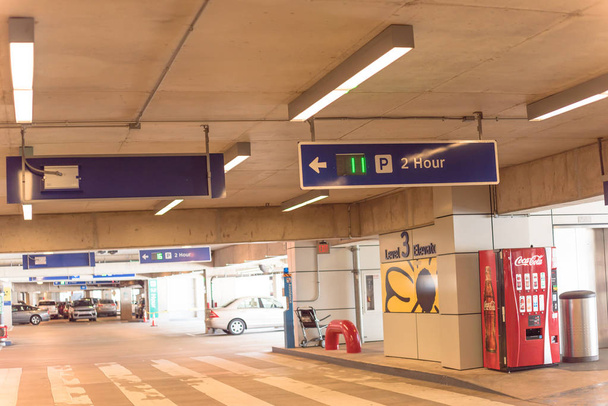 Aeroporto DFW con limitazione del parcheggio di 2 ore con direzione LED ultrasonica in tempo reale
 - Foto, immagini