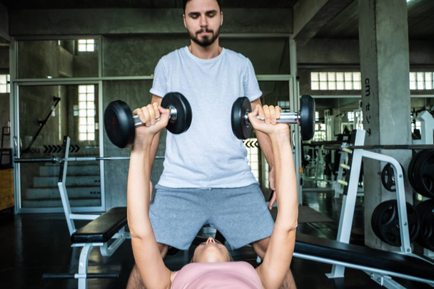 Casal de esporte caucasiano treinando juntos em academia de fitness
 - Foto, Imagem