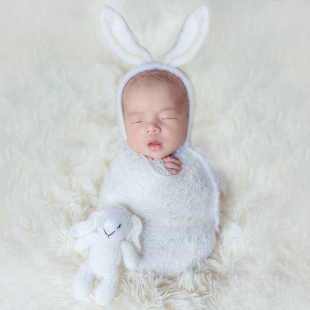 Rozkošné novorozené dítě spící v útulném pokoji. - Fotografie, Obrázek