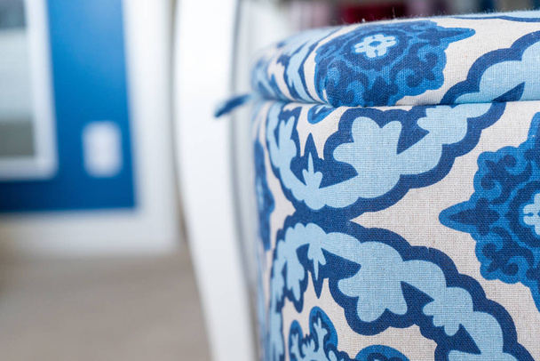 Primer plano de una cesta de lavandería de tela azul y blanca (una caja de almacenamiento decorativa con tapa), en un dormitorio con decoración interior azul y blanca. Enfoque selectivo en la cesta de la ropa
. - Foto, Imagen