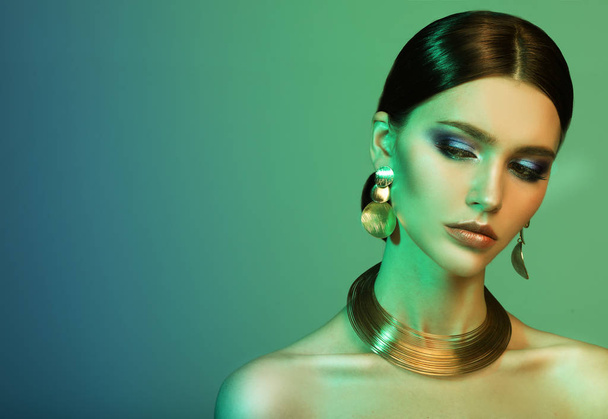 beautiful fashion model wearing elegant jewelry in color light - Fotoğraf, Görsel