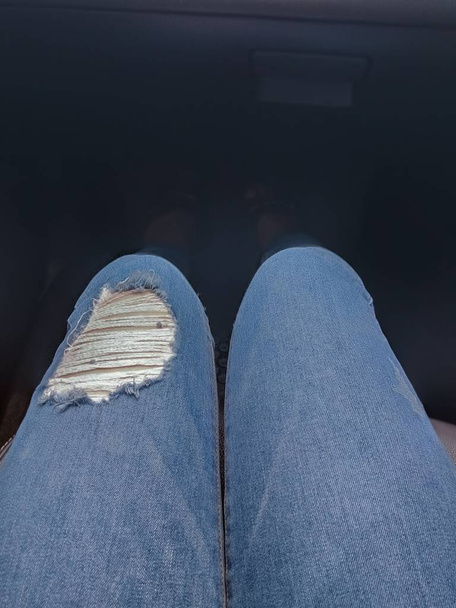 Les jeans ont des marques déchirées sur les jambes
. - Photo, image