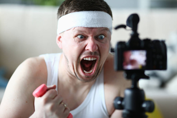 Screaming Man pitämällä käsipaino Record kamerassa
 - Valokuva, kuva