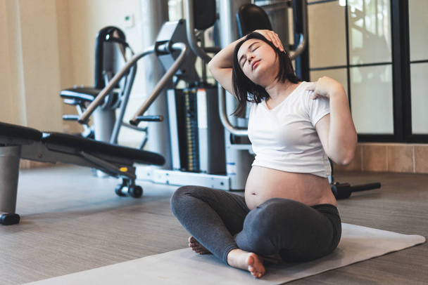 Aktivní těhotné ženy cvičení ve fitness centru. - Fotografie, Obrázek