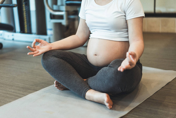 Aktywne ćwiczenia kobiet w ciąży w centrum fitness. - Zdjęcie, obraz