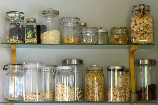 Speisekammer-Regal mit verschiedenen Lebensmitteln in Glasgefäßen - Foto, Bild