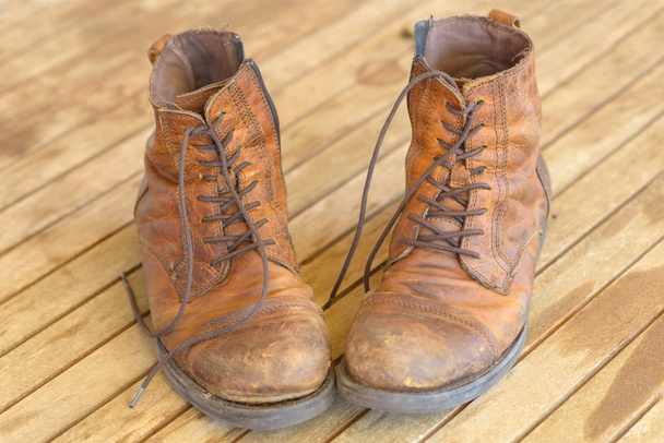 Paire de vieilles bottes de randonnée en cuir marron usé
 - Photo, image