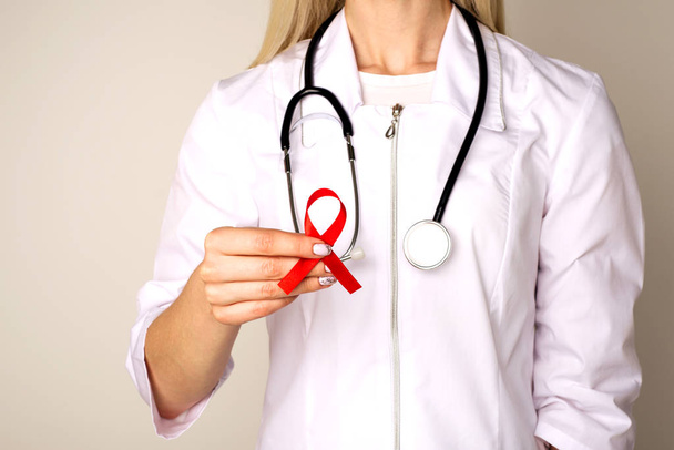 AIDS 'li kadın doktor, HIV kırmızı şerit. Kanser konsepti. Fatih H - Fotoğraf, Görsel