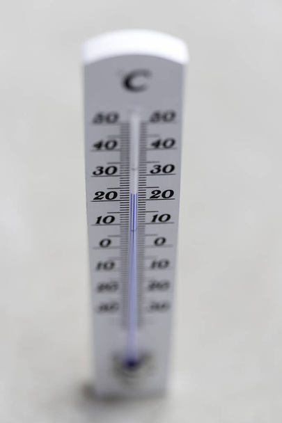Κύμα καύσωνα: θερμόμετρο βρίσκεται στο τσιμεντένιο πάτωμα - Φωτογραφία, εικόνα