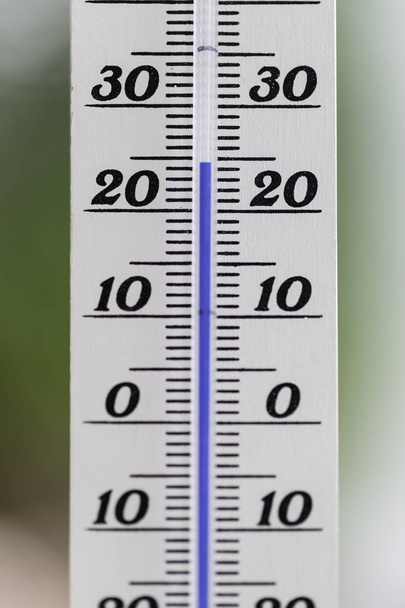 熱波:ぼやけた背景、熱の夏の温度計 - 写真・画像