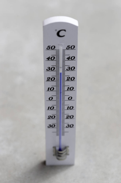 Onda de calor: Termômetro no verão em um fundo embaçado, calor
 - Foto, Imagem