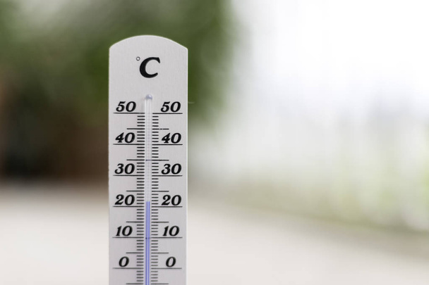 Heatwave: Bulanık bir arka plan üzerinde yaz aylarında Termometre, ısı - Fotoğraf, Görsel