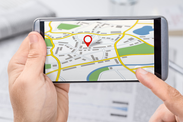 Smartphone com um mapa genérico da cidade com um pino
 - Foto, Imagem