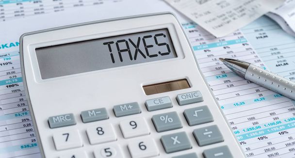Una calculadora con la palabra Impuestos en la pantalla
 - Foto, imagen