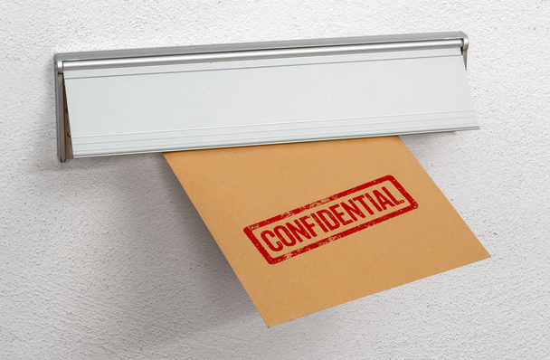 Una carta sellada confidencial en una ranura de correo
 - Foto, imagen