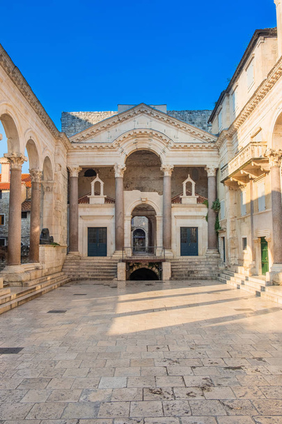 Split, Croacia, mañana en la plaza del Peristilo dentro del palacio del emperador romano Diocleciano
  - Foto, imagen