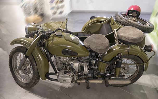 une vieille moto se tient à un salon de l'automobile
. - Photo, image