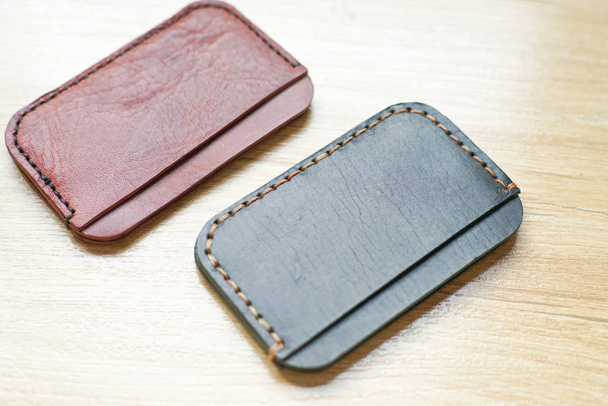 Suporte de cartão de couro marrom vermelho na madeira
 - Foto, Imagem