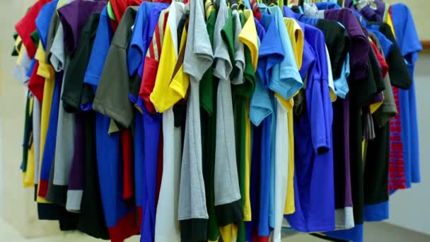 Variedad de percha de ropa gira con vestidos de moda de color brillante en la tienda
 - Imágenes, Vídeo