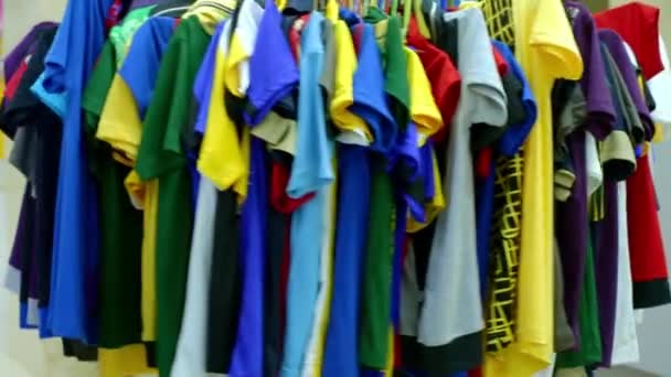 kerek vállfa vannak különböző stílusos kötött többszínű lóg a divat ruházati store egy bevásárlóközpontban vagy bevásárlóközpont - Felvétel, videó