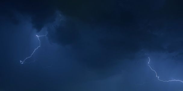 donker blauwe stormachtige hemel - Foto, afbeelding