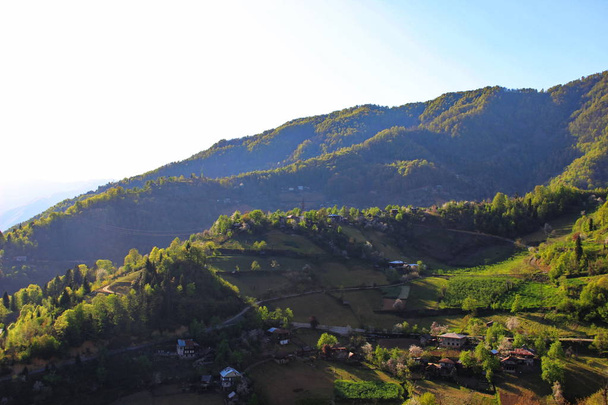 Aldeia nas montanhas da Geórgia, Adjara, primavera
 - Foto, Imagem
