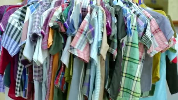 Vielfalt der Kleiderbügel dreht sich mit heller Farbe Mode Kleider im Geschäft - Filmmaterial, Video