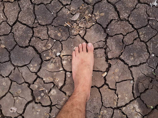 πόδι σε χώμα κρακ σε ξηρή περίοδο - Φωτογραφία, εικόνα