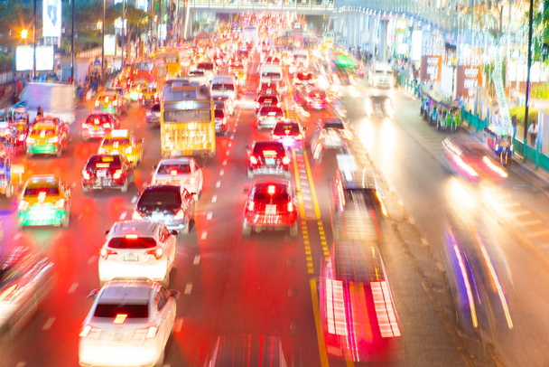Розмите світло автомобіля на міській дорозі вночі
 - Фото, зображення