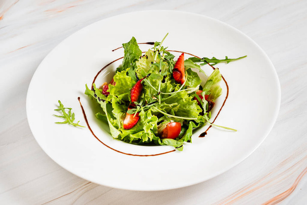 healthy salad with strawberriesa and arugula - Фото, зображення