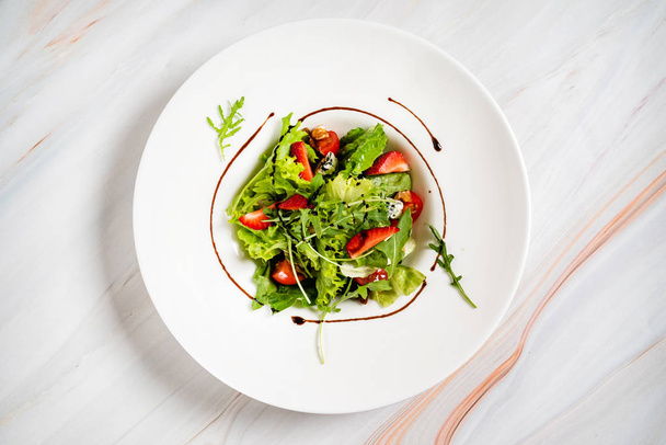 healthy salad with strawberriesa and arugula - Foto, afbeelding