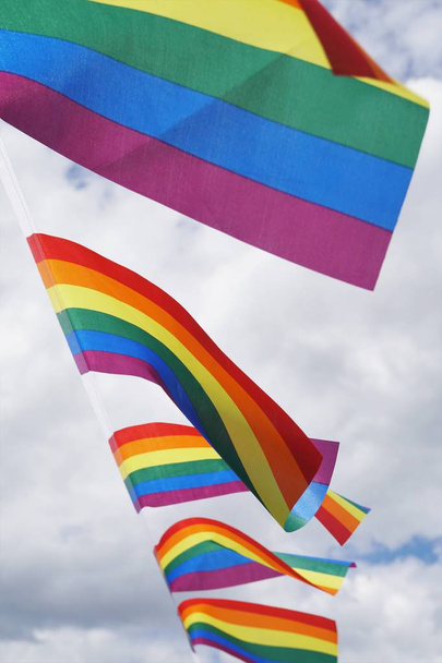 σημαίες ουράνιου τόξου σε εκδήλωση γκέι υπερηφάνειας - Φωτογραφία, εικόνα