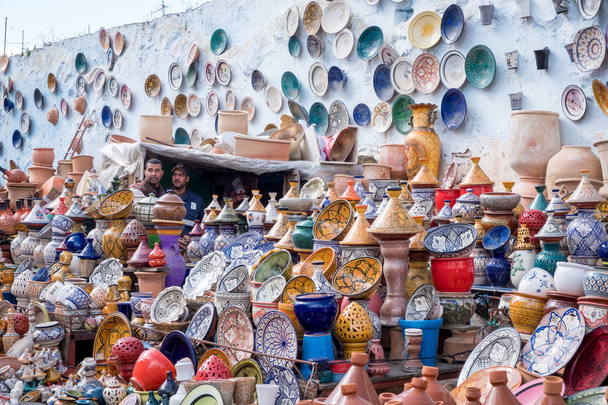 Platos, tajines y ollas. Utensilios de cocina marroquí en el mercado
 - Foto, imagen