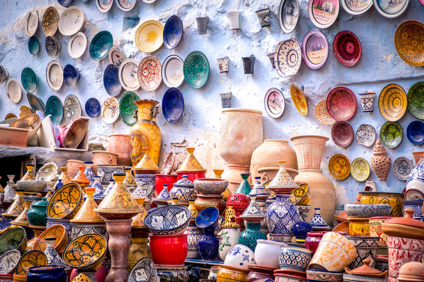 Teller, Tajines und Töpfe. Marokkanisches Kochgeschirr auf dem Markt - Foto, Bild