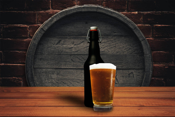 Dřevěné hlavové pozadí a sklenice piva na starém dubovém dřevěném stole. - Fotografie, Obrázek