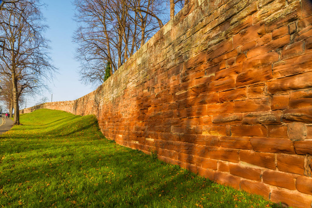 Stadtmauer, Westseite im Sonnenlicht. - Foto, Bild