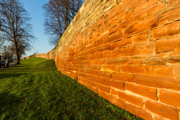 Chester Town Wall, lado oeste a la luz del sol, gran ángulo
 - Foto, imagen