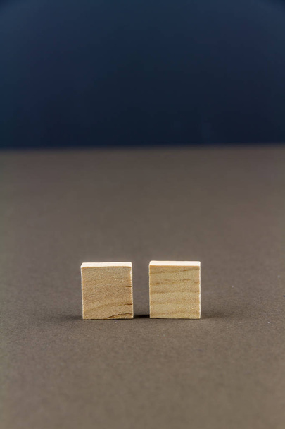 Dvě dětské dřevěné bloky v řadě, portrét - Fotografie, Obrázek