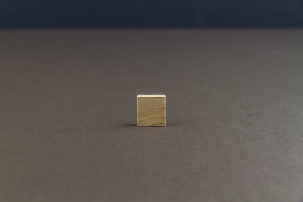 Un niño bloques de madera en línea, paisaje
 - Foto, imagen