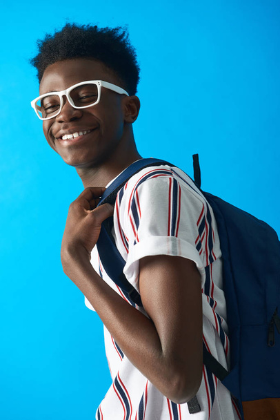 Çizgili t-shirt giyen ve gülümseyen mutlu Afro öğrenci - Fotoğraf, Görsel