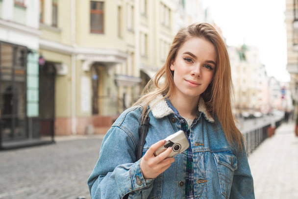 Portrait of a beautiful girl wearing a casual wearing a camera i - Foto, Imagen